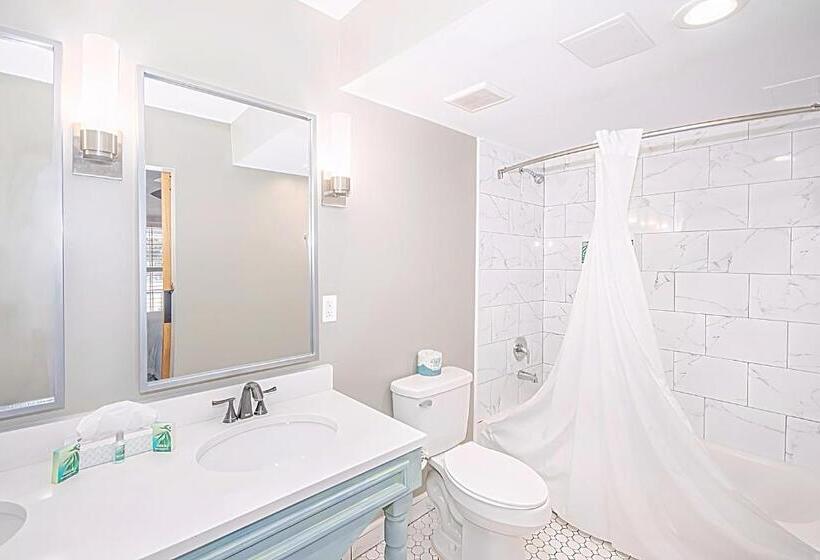 Номер Стандарт Кровать Кинг Адаптированный для Инвалидов, Seven Hills Suites