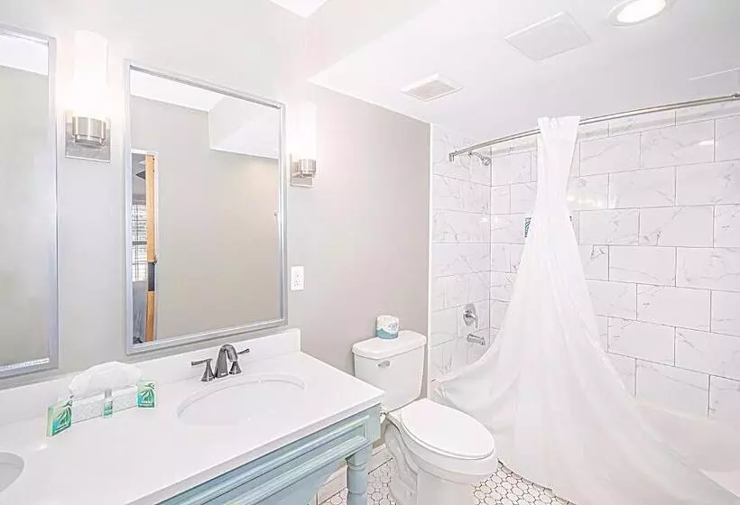 身障者適用キングサイズベッドルーム, Seven Hills Suites