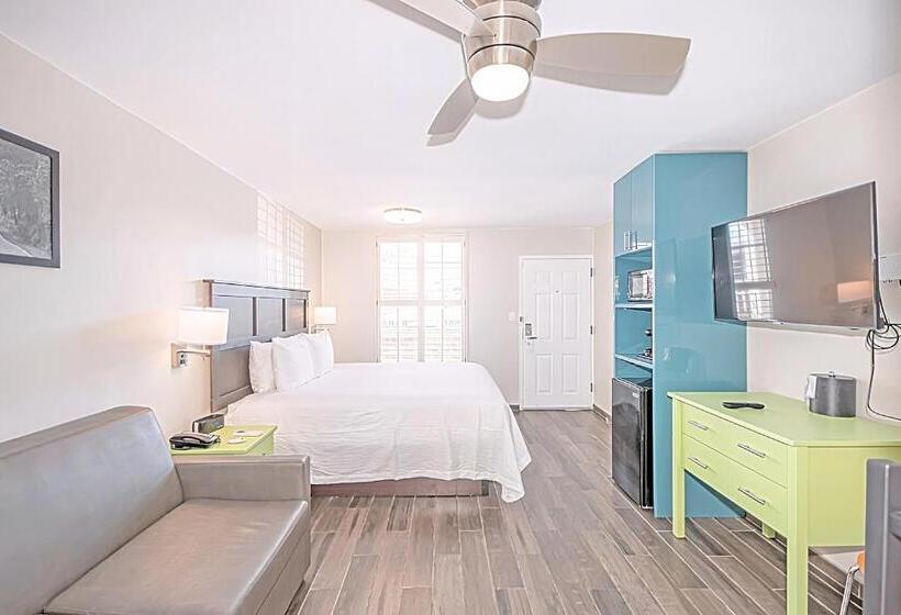 身障者適用キングサイズベッドルーム, Seven Hills Suites