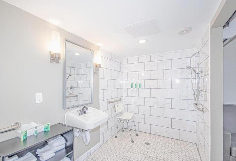 キングサイズベッドのスイートルーム, Seven Hills Suites