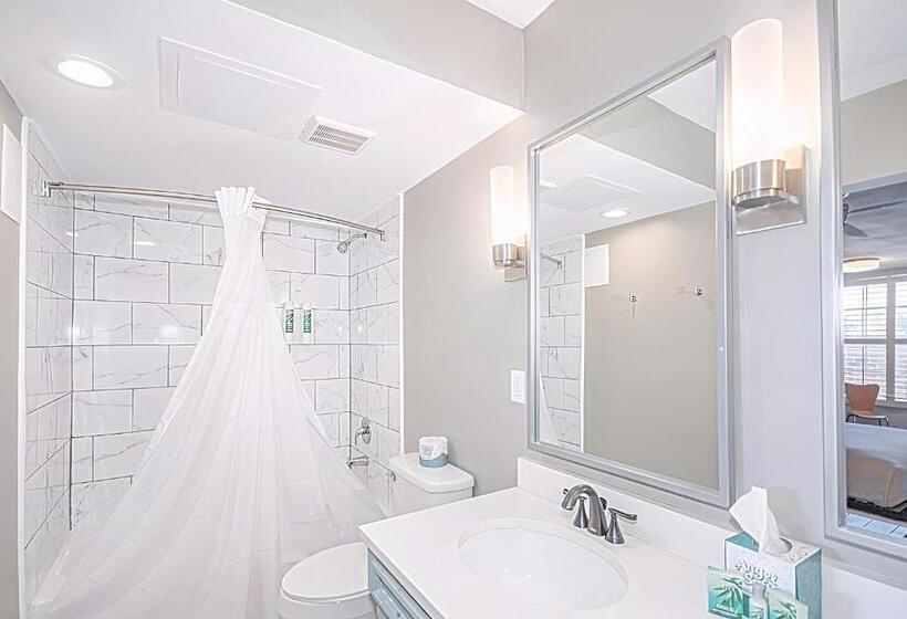 身障者適用キングサイズベッドルーム, Seven Hills Suites