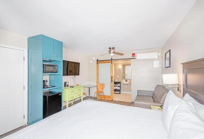 身障者適用キングサイズベッドルーム, Seven Hills Suites