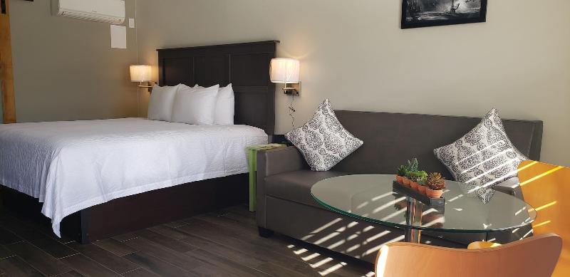 キングサイズベッドのデラックススイート, Seven Hills Suites