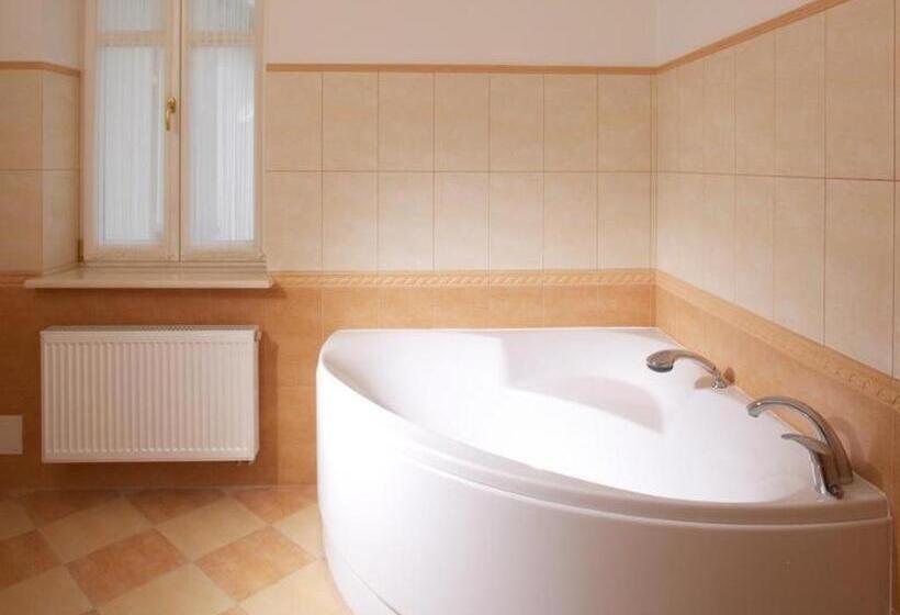 غرفة عائلية, Mini Hotel Under The Roof