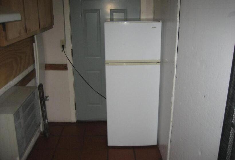 标准间, Walls Motel Long Beach