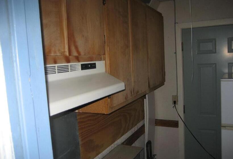 标准间, Walls Motel Long Beach