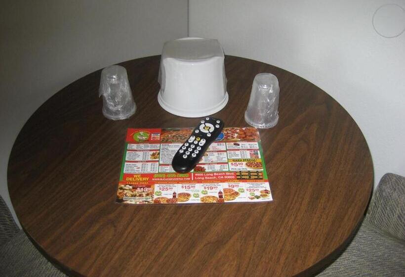 标准间, Walls Motel Long Beach