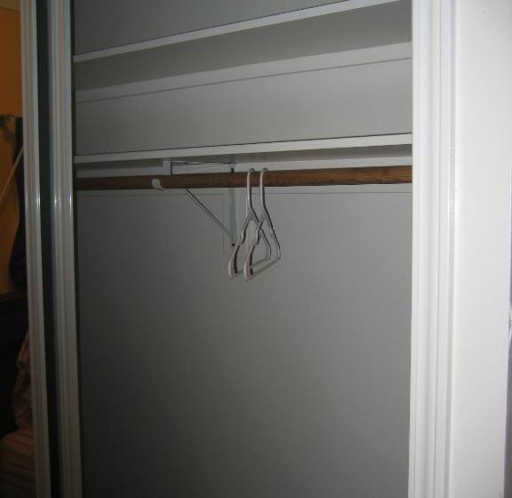 标准间, Walls Motel Long Beach