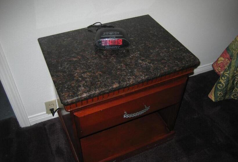 标准间, Walls Motel Long Beach