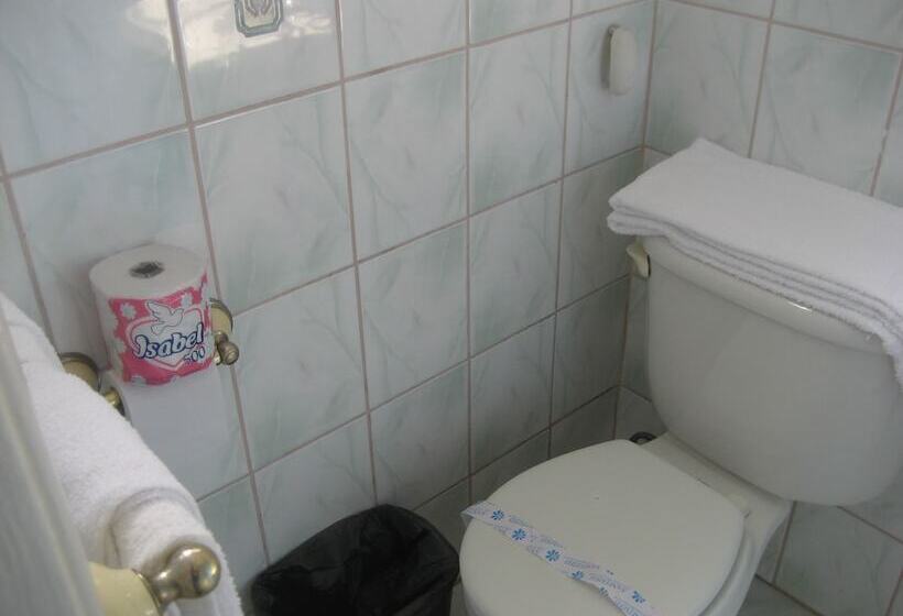 标准间, Walls Motel Long Beach