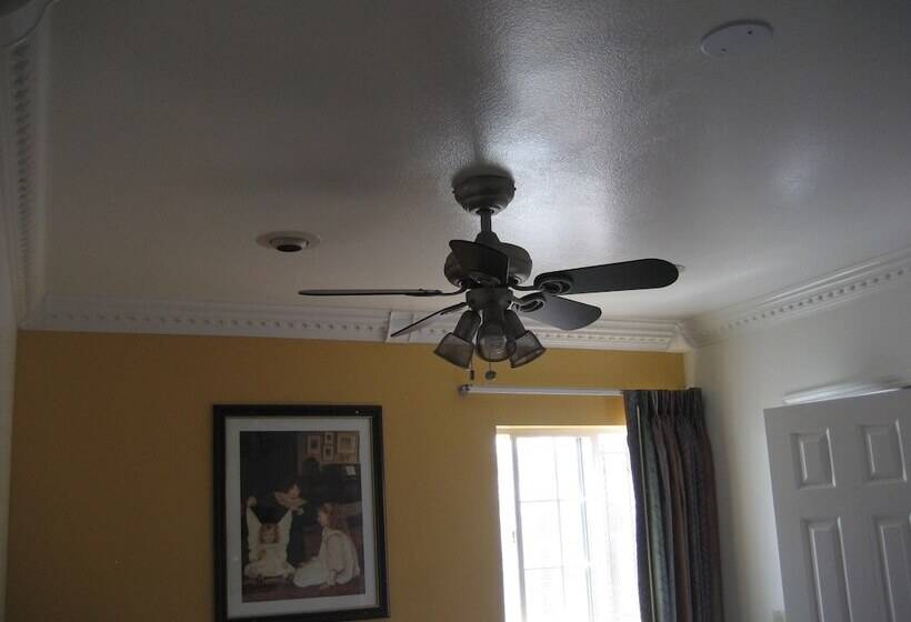 标准间, Walls Motel Long Beach