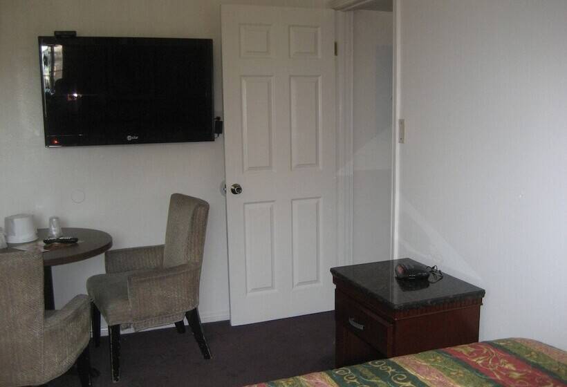 标准间, Walls Motel Long Beach