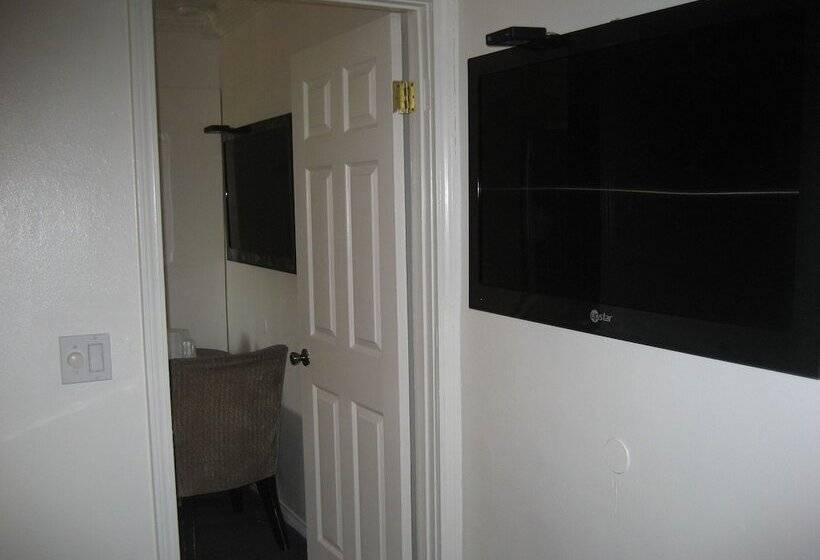 标准间, Walls Motel Long Beach