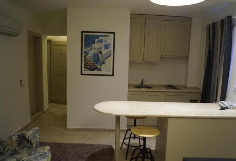 디럭스 스위트, Marina Sahil