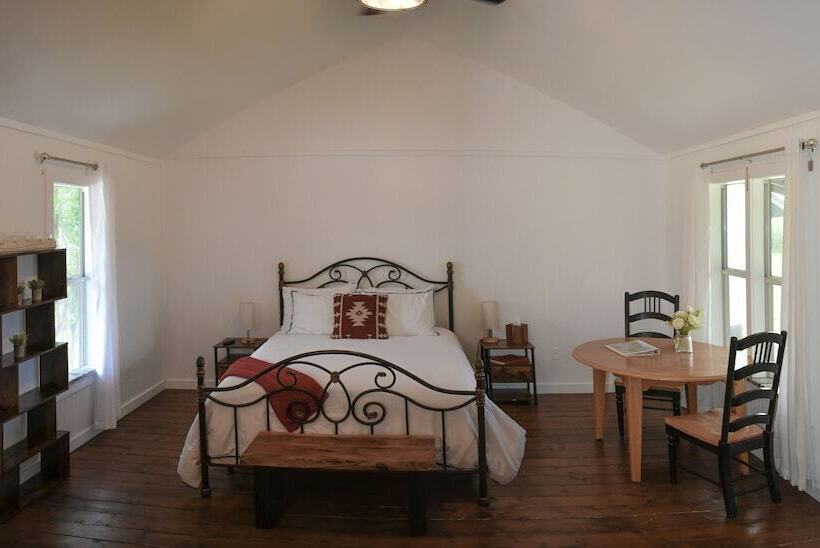 デラックスキャビン, Tillman Resort