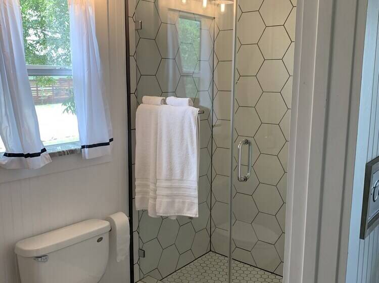 デラックスキャビン, Tillman Resort