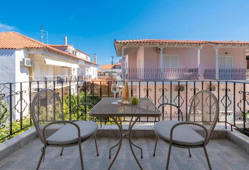 חדר סטנדרט לשלושה, Adonis