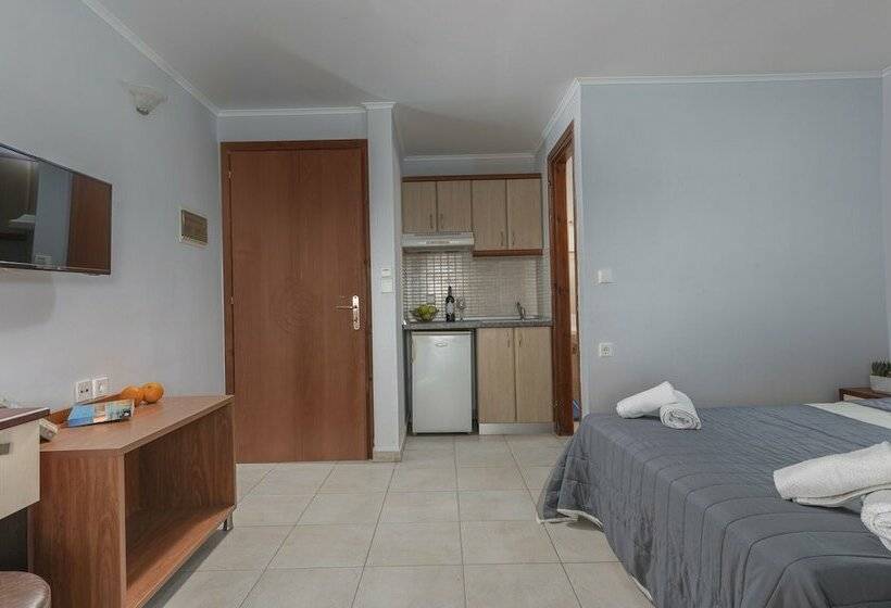 חדר אקונומי לשלושה, Adonis