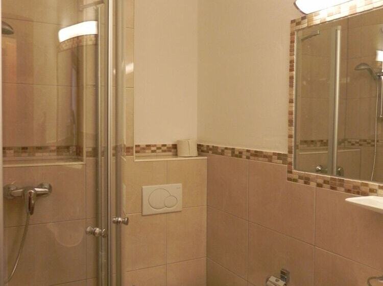 اتاق استاندارد سه تخته با چشم‌انداز, Garni Wieshof