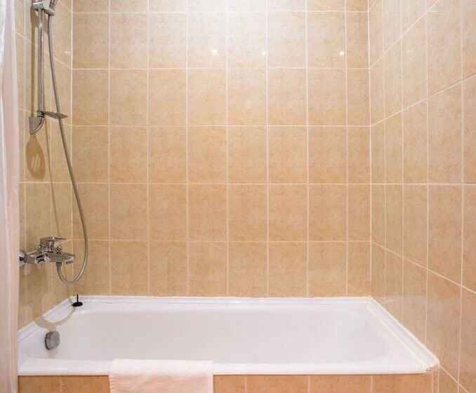 اتاق استاندارد یک نفره, Ali