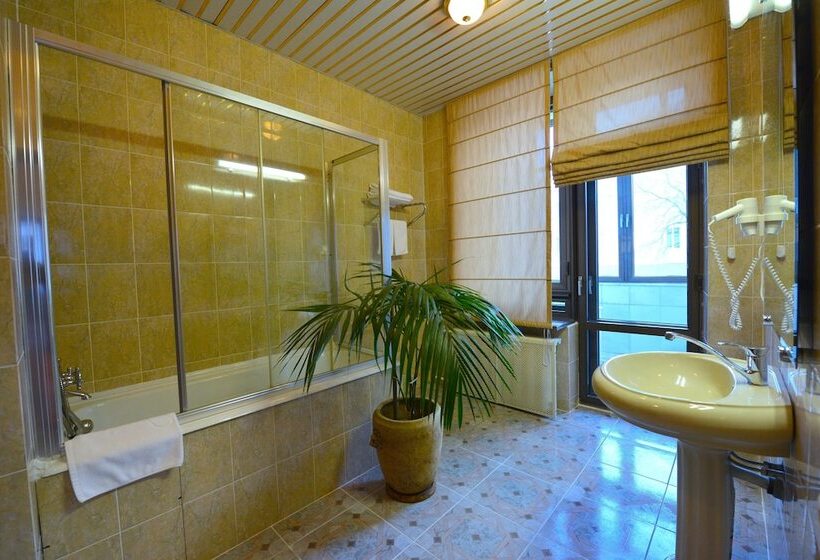 سوییت لوکس, Ali