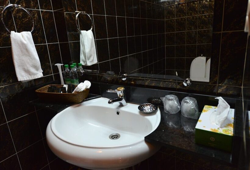 سوییت لوکس, Ali