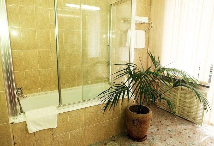 سوئیت راحتی, Ali