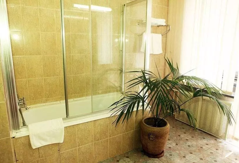سوئیت راحتی, Ali