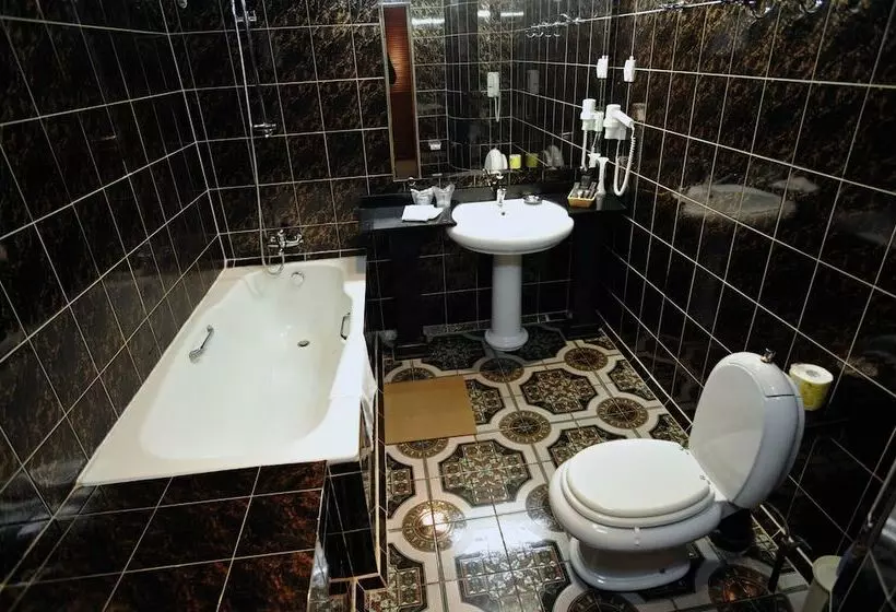 سوئیت راحتی, Ali