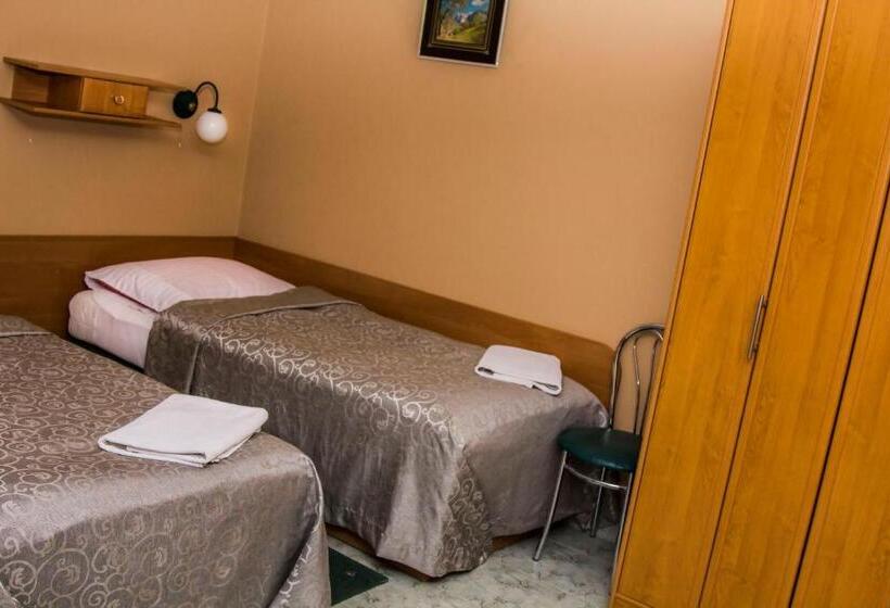 חדר סטנדרט לארבעה, Galant