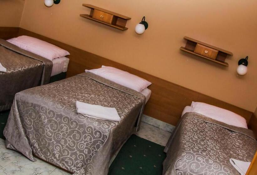 חדר סטנדרט לשלושה, Galant