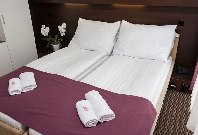 이코노미 룸, Rottal