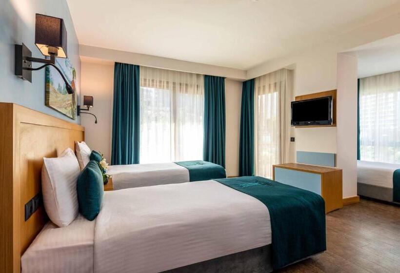 اتاق استاندارد سه تخته با بالکن, Urban Hotel Bomonti