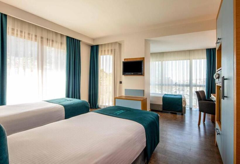 اتاق استاندارد سه تخته با بالکن, Urban Hotel Bomonti