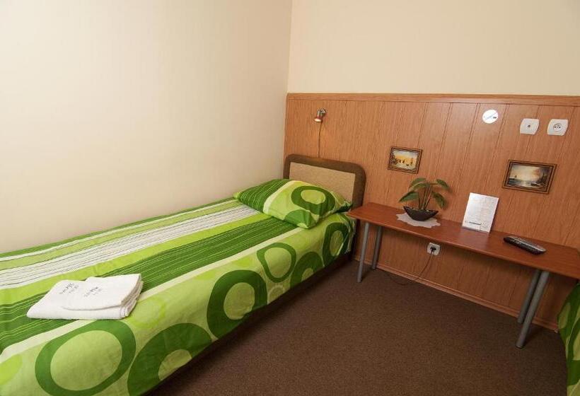 غرفة قياسية ثلاثية, Willa Mewa