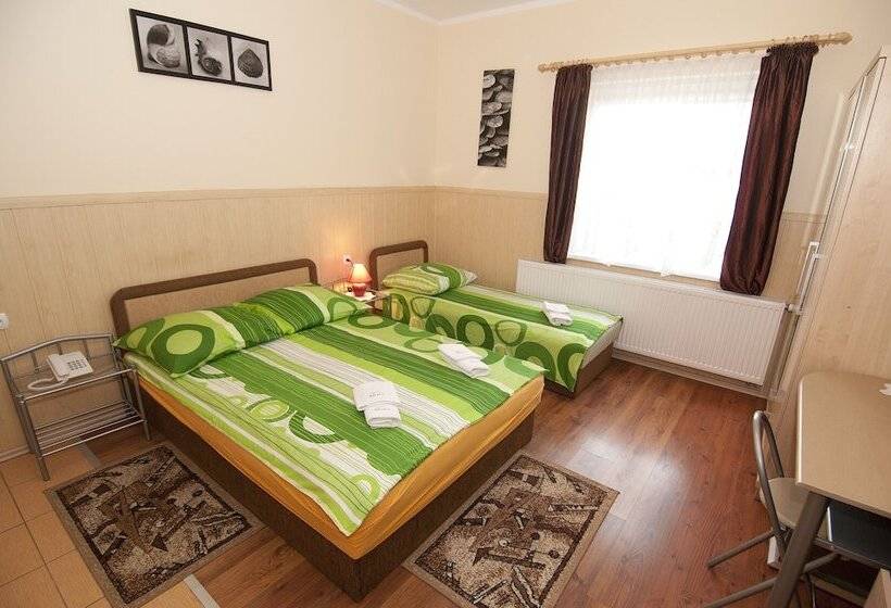 غرفة قياسية ثلاثية, Willa Mewa