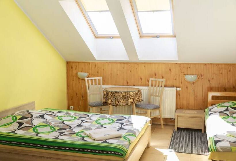 غرفة قياسية ثلاثية, Willa Mewa