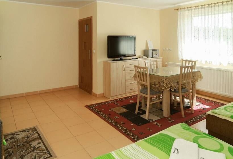 غرفة قياسية ثلاثية, Willa Mewa