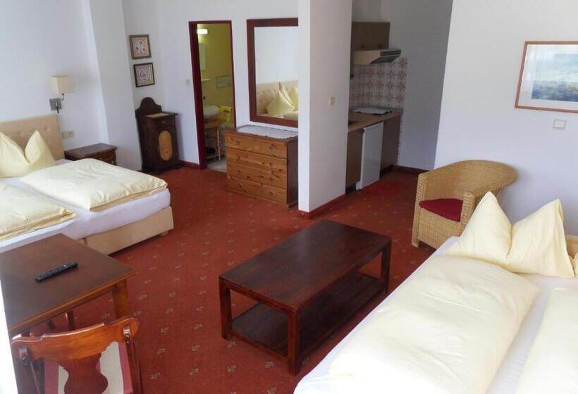 Четырехместный Номер Стандарт с Балконом, Sportpension Thayer