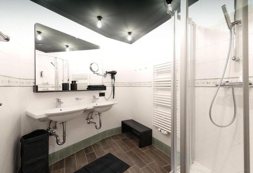 סוויטה משפחתית, Berg Leben