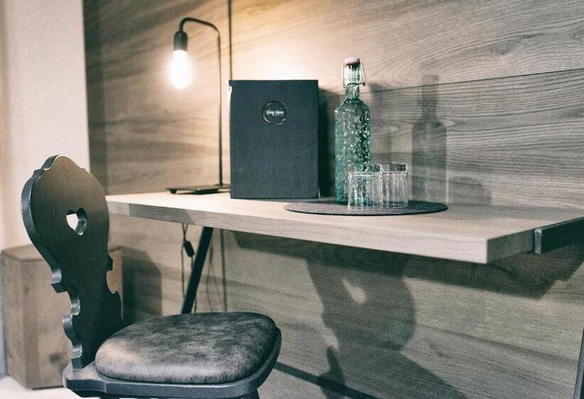 חדר משפחתי, Berg Leben