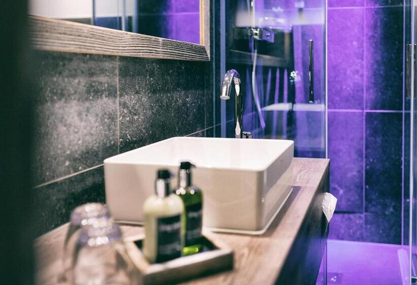 חדר משפחתי, Berg Leben