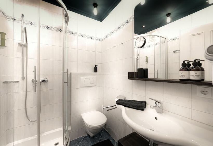 חדר משפחתי, Berg Leben