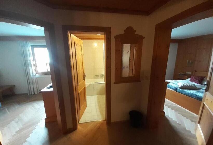 חדר משפחתי, Der Hechl