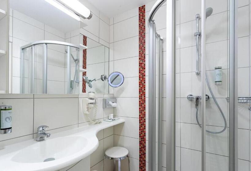 جناح جونيور, Im Park