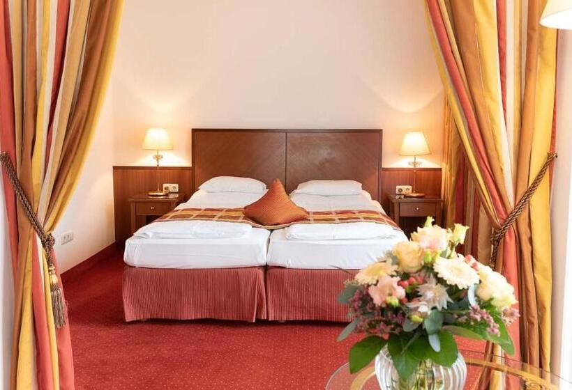 جناح جونيور, Im Park