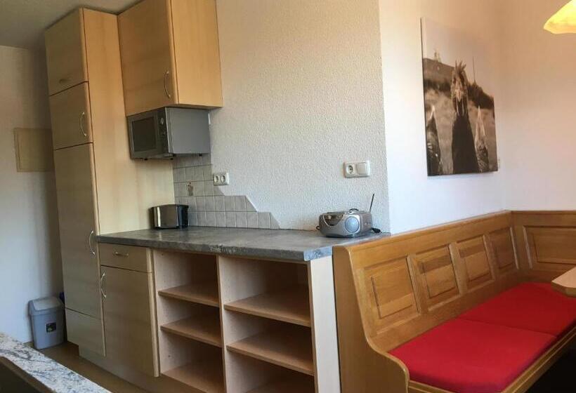 דירת שני חדרים, Knirschenhof