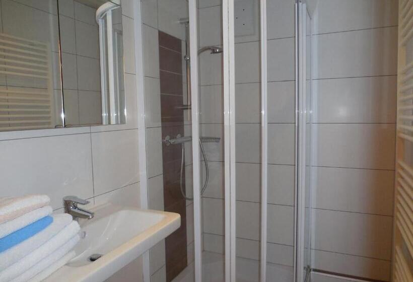 דירת שלושה חדרים, Knirschenhof