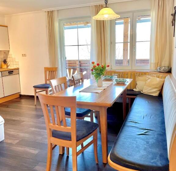 דירת שלושה חדרים, Knirschenhof