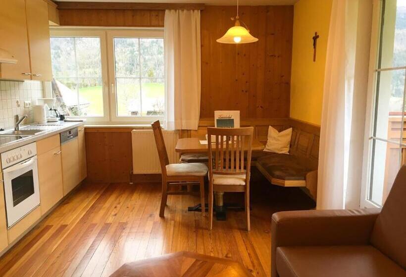 דירת שני חדרים עם מרפת, Knirschenhof